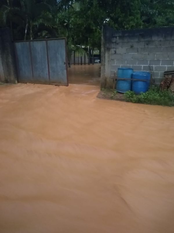 Chuva alaga ruas em comunidade de Alfredo Chaves por Luana Fardin 