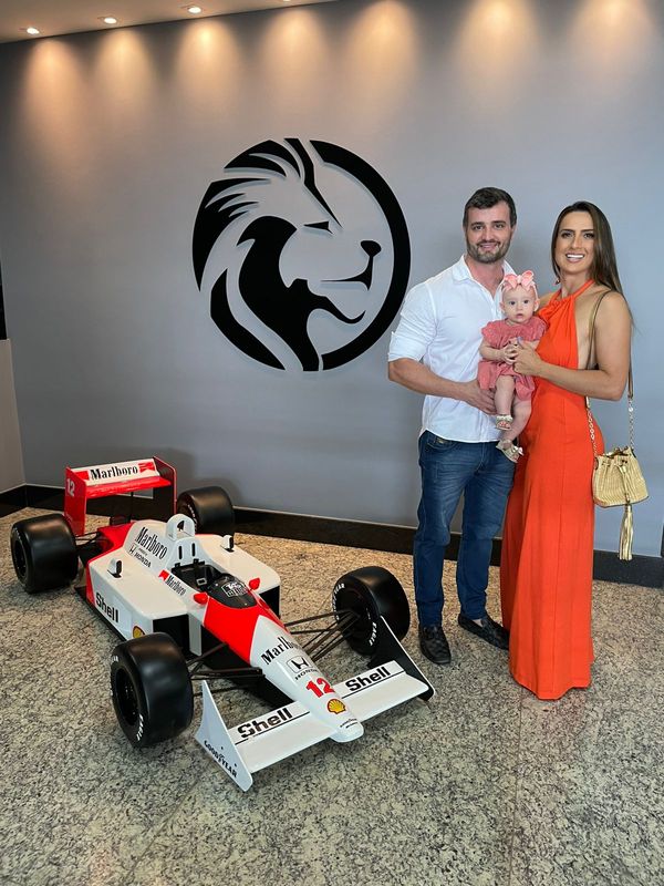 João Pedro Checon e esposa Mariana Comério na inauguração do seu espaço, a maior loja de veículos premium do Espírito Santo.