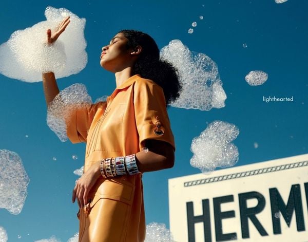 Raynara Negrine faz campanha da Hermès