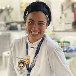 Marcela Bourguignon coordena o curso de Gastronomia da UVV e tem a cozinha brasileira no topo de suas preferências. Frequentadora assídua de bares e botecos, a chef bate ponto em locais como Vila Quitanda Grill, Barzito, Bar do Zé e Caranguejo do Assis, todos em Vila Velha. 