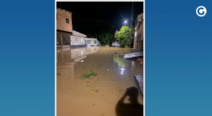 O nível do Rio 2 de Setembro, no Centro de Ecoporanga, aumentou e a água chegou até as ruas próximas. Não há registro de pessoas fora de casa na cidade