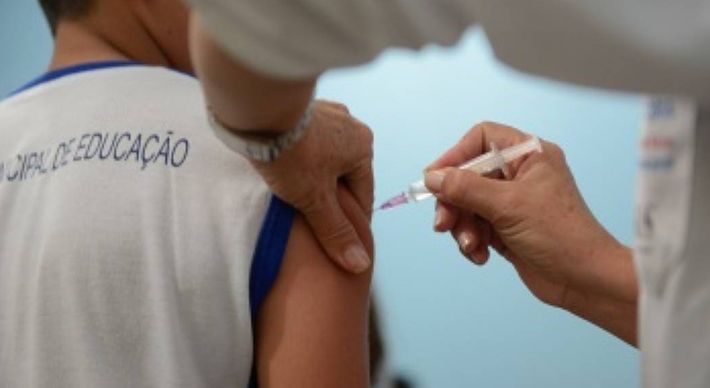 Infelizmente, durante a vacinação contra a Covid-19, fake news fizeram com que muitas pessoas que antes se vacinavam não comparecessem às unidades de saúde para receberem a sua dose de vacina