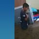 Imagem - Vídeo: menino chora por achar que perdeu material escolar em inundação no ES