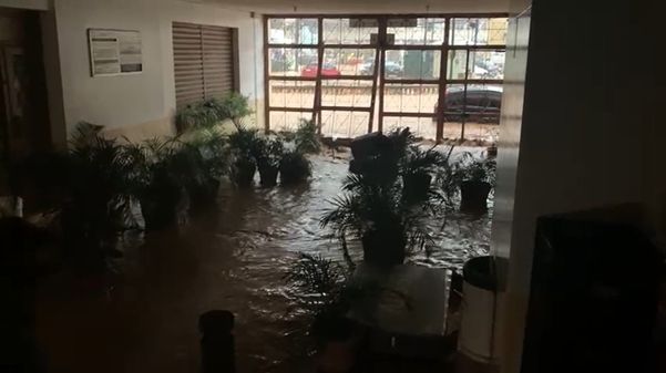 Água invade prédio no Centro de Petrópolis  por Reprodução/Redes Sociais