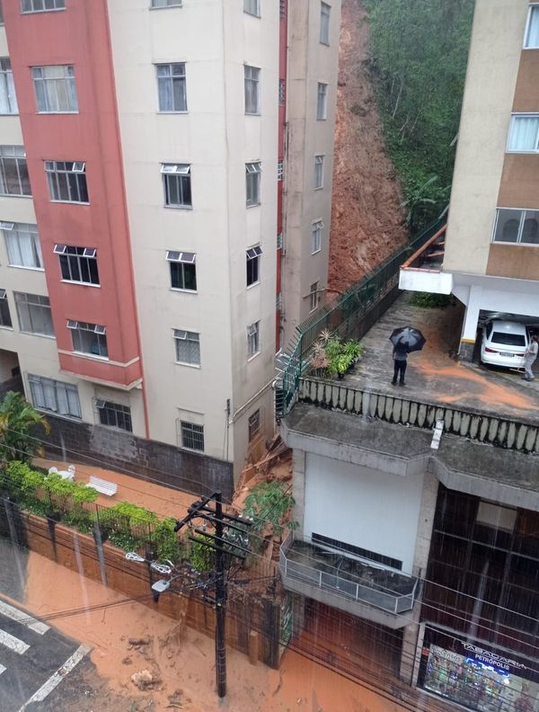 Barreira desliza atrás de prédio em Petrópolis, RJ, após chuvarada na tarde desta terça-feira (15) por Reprodução/Reses Sociais