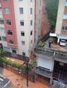 Barreira desliza atrás de prédio em Petrópolis, RJ, após chuvarada na tarde desta terça-feira (15)(Reprodução/Reses Sociais)