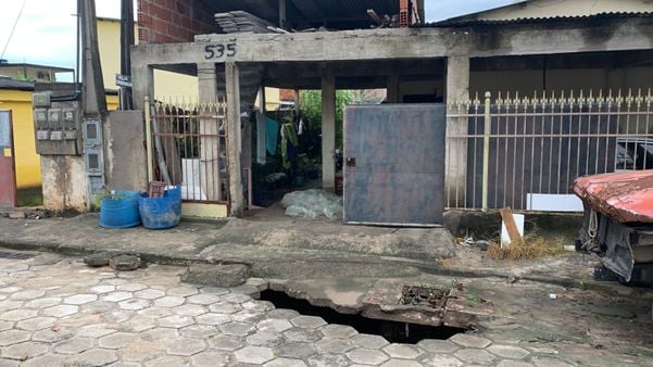 Buraco é aberto por chuva em frente a casa em Linhares