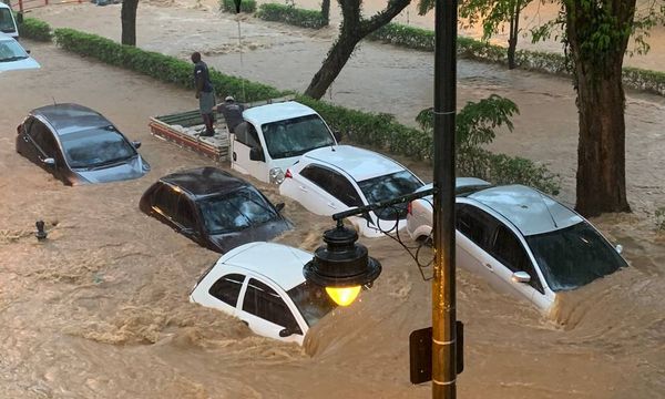 Carros ficaram submersos no Centro de Petrópolis