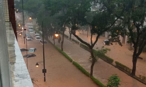Carros ficaram submersos no Centro de Petrópolis nesta terça-feira (15)  por Reprodução/Redes Sociais
