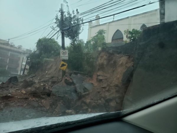Chuva deixou ruas destruídas em Petrópolis por Reprodução/ Redes Sociais