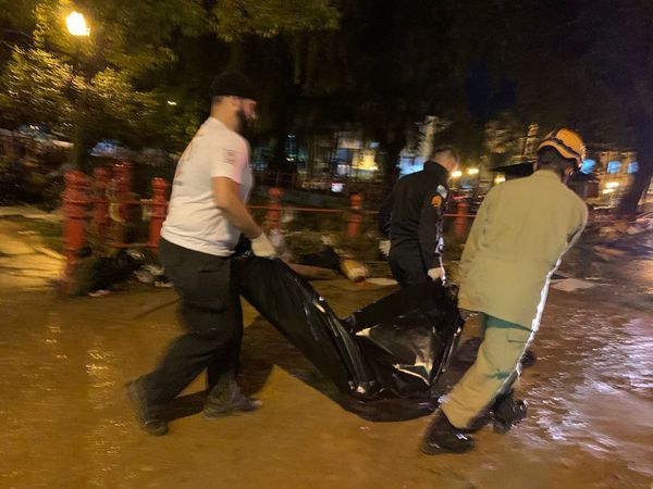 Corpos começaram a ser recolhidos após baixa do nível do rio no Centro de Petrópolis por Reprodução/Redes Sociais