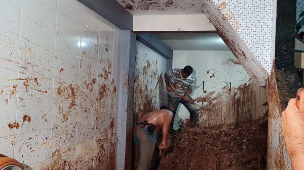 Encosta cedeu, derrubou muro e invadiu casa em Guararema, bairro de Alegre