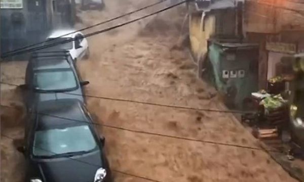 Força das águas derrubou barreiras e transformou ruas em verdadeiras corredeiras em Petrópolis por Reprodução/Redes Sociais