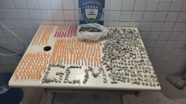Guarda Municipal da Serra apreendeu mais de 400 buchas de maconha e 370 pinos de cocaína.