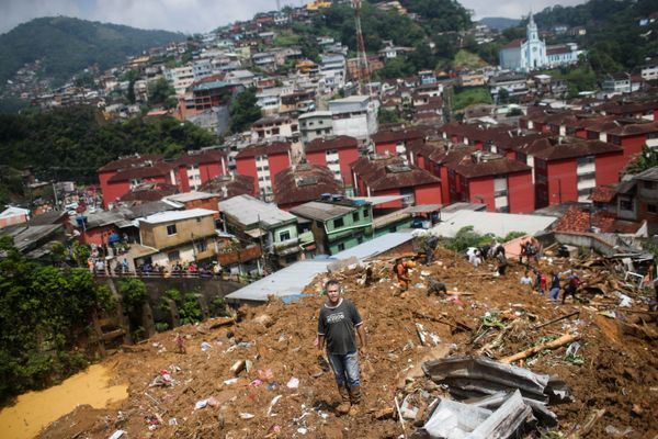 Pessoas trabalham em local de deslizamento de terra no Morro da Oficina após chuvas torrenciais em Petrópolis, Brasil 16 de fevereiro de 2022. REUTERS/Ricardo Moraes ORG XMIT: GDN