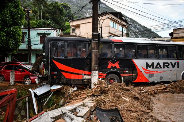 PETRÓPOLIS, RJ 16.02.2022 - Petrópolis, na região serrana do Rio de Janeiro, amanhece com lama e destruição após forte temporal que causou várias mortes.  por  Alexandre Neto/Photo Press/Folhapress