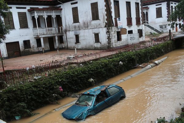 PETRÓPOLIS, RJ 16.02.2022 - Um carro é fotografado em um rio após chuvas torrenciais em Petrópolis por REUTERS/Ricardo Moraes/Folhapress