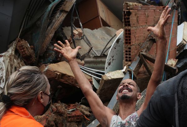 PETRÓPOLIS, RJ 16.02.2022 - Um homem reage ao procurar seus parentes em um deslizamento de terra no Morro da Oficina após chuvas torrenciais em Petrópolis, Brasil 16 de fevereiro de 202 por REUTERS/Ricardo Moraes/Folhapress