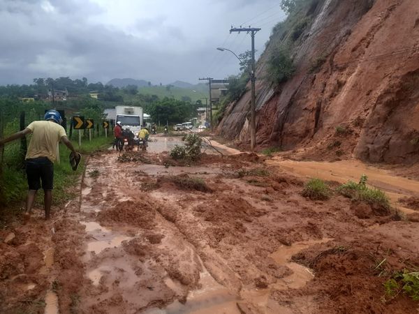 Ruas ficam totalmente alagadas após temporal em Alegre
