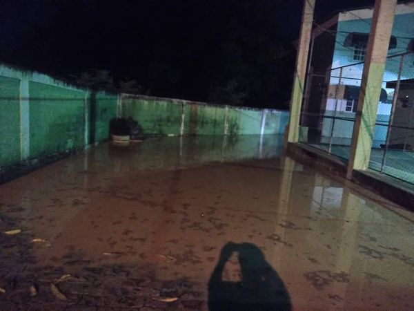 No bairro Parada Cristal, a água invadiu parte da escola municipal André Altoé, em Jerônimo Monteiro 