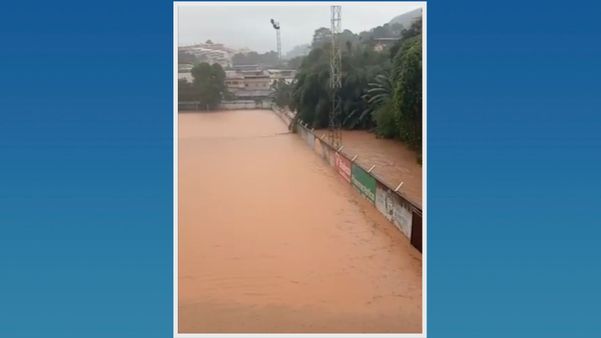 Campo de futebol é completamente alagado em Alegre