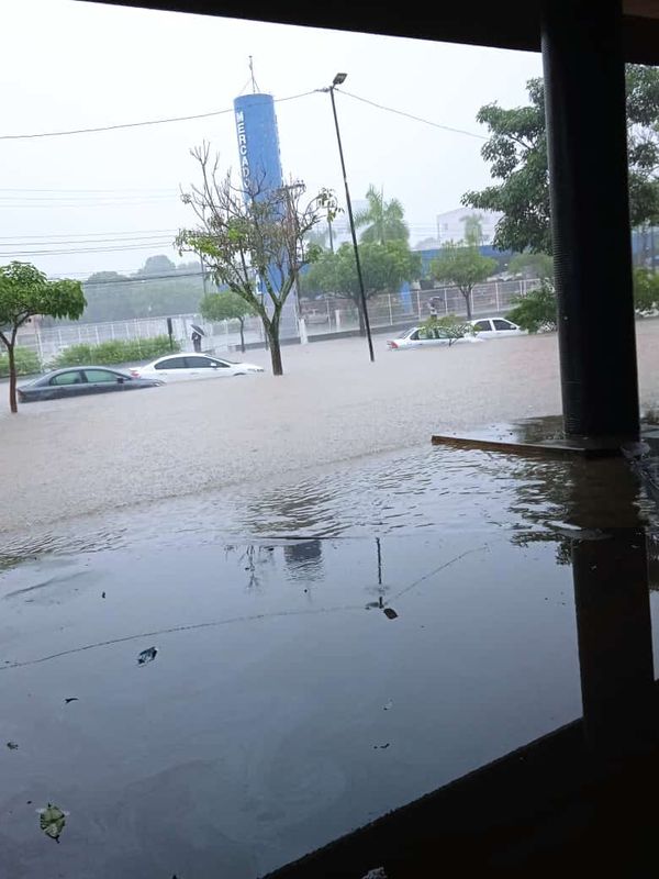 Chuva causa alagamentos em bairros de Aracruz por Leitor | A Gazeta