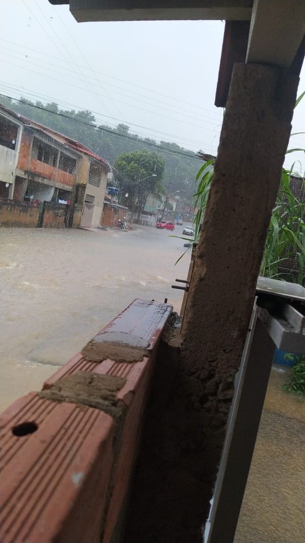 Chuva causa alagamentos em bairros de Aracruz por Leitor | A Gazeta