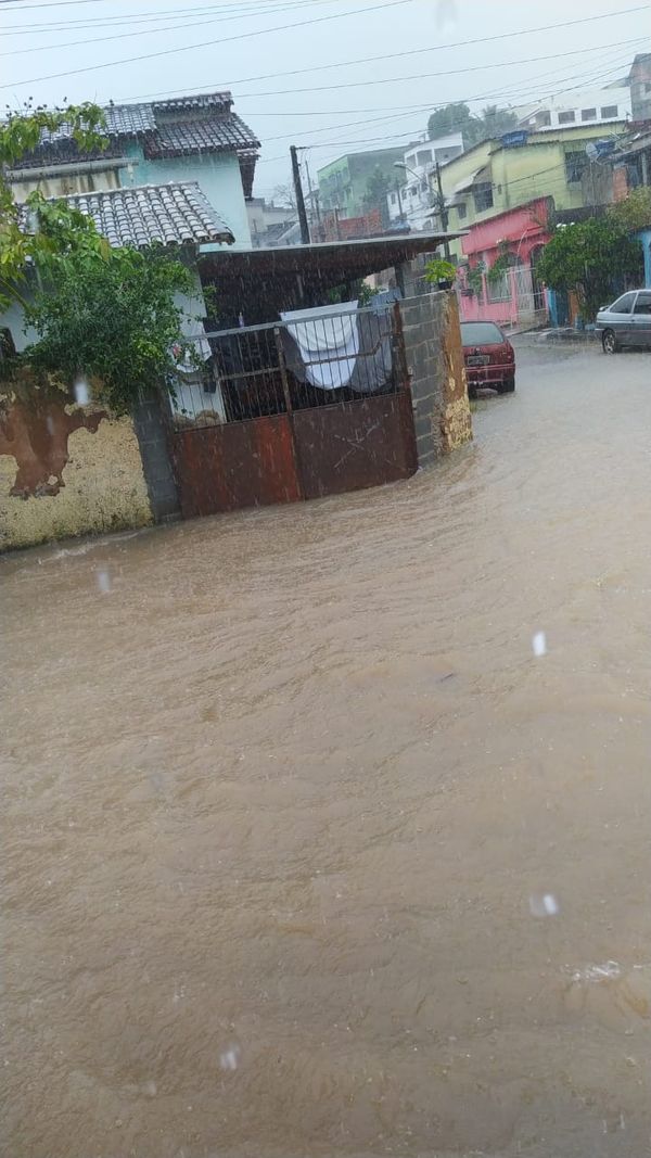Chuva causa alagamentos em bairros de Aracruz por Leitor | A Gazeta