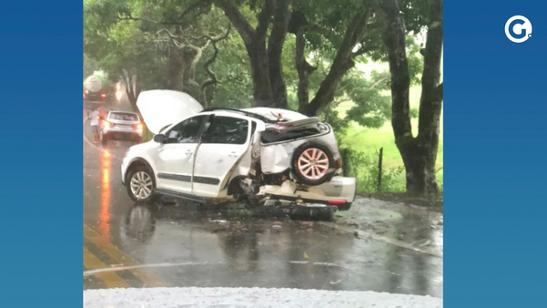 Motorista perde o controle e bate em árvore na ES 257, em Aracruz