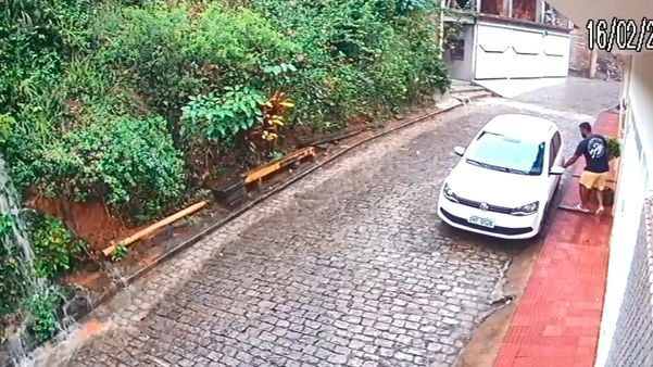 Veículo estacionado em frente a um imóvel, em Alegre, segundos antes de a barreira desmoronar no local