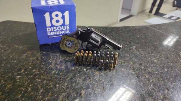 Arma utilizada no crime também foi apreendida.