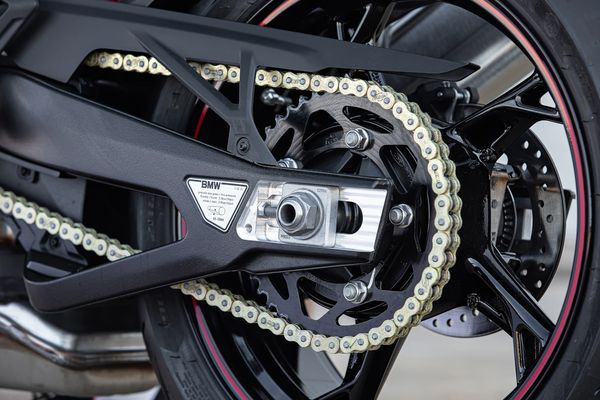 BMW S1000 RR 2022 ganha evoluções para ficar mais rápida e reduzir as despesas de manutenção