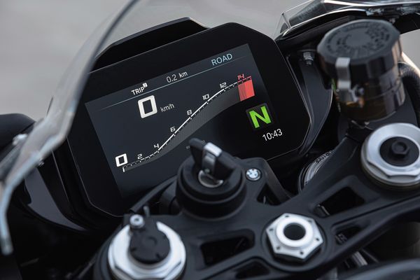 BMW S1000 RR 2022 ganha evoluções para ficar mais rápida e reduzir as despesas de manutenção