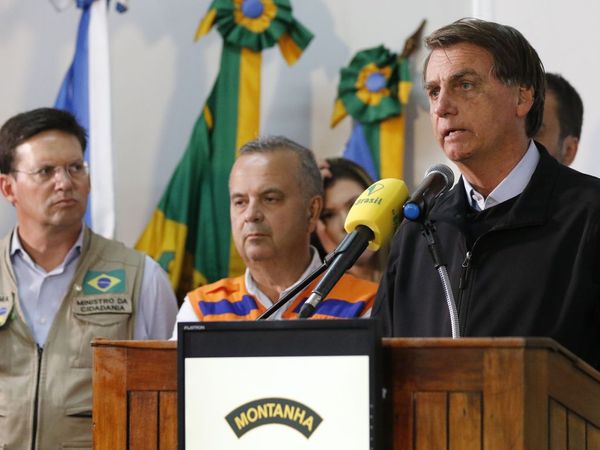 O presidente da República, Jair Bolsonaro, durante entrevista coletiva, após sobrevoo as áreas afetadas pelos temporais em Petrópolis