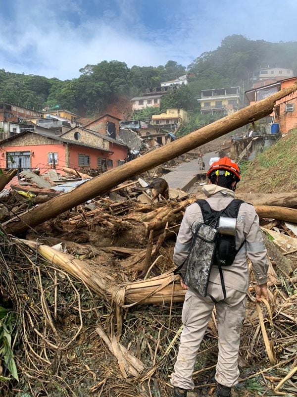 Bombeiros capixabas chegam a Petrópolis para reforçar buscas por vítimas das chuvas por Divulgação/Governo do Espírito Santo