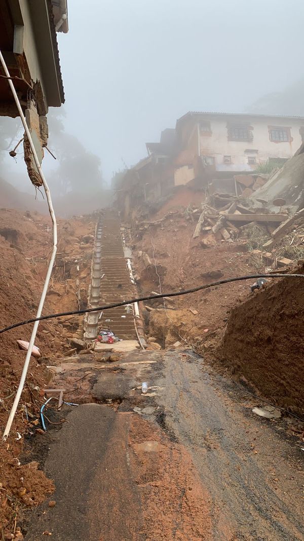 Bombeiros capixabas chegam a Petrópolis para reforçar buscas por vítimas das chuvas por Divulgação/Governo do Espírito Santo