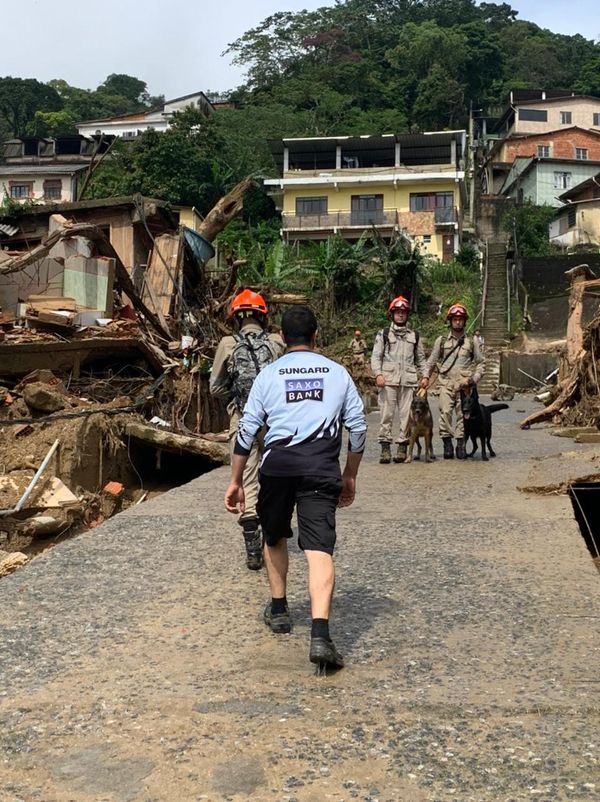 Bombeiros capixabas chegam a Petrópolis para reforçar buscas por vítimas das chuvas por Divulgação/Governo do Espírito Santo