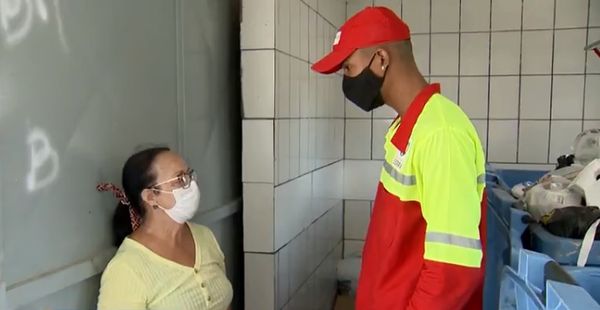 coletor encontra celular e devolve para dona
