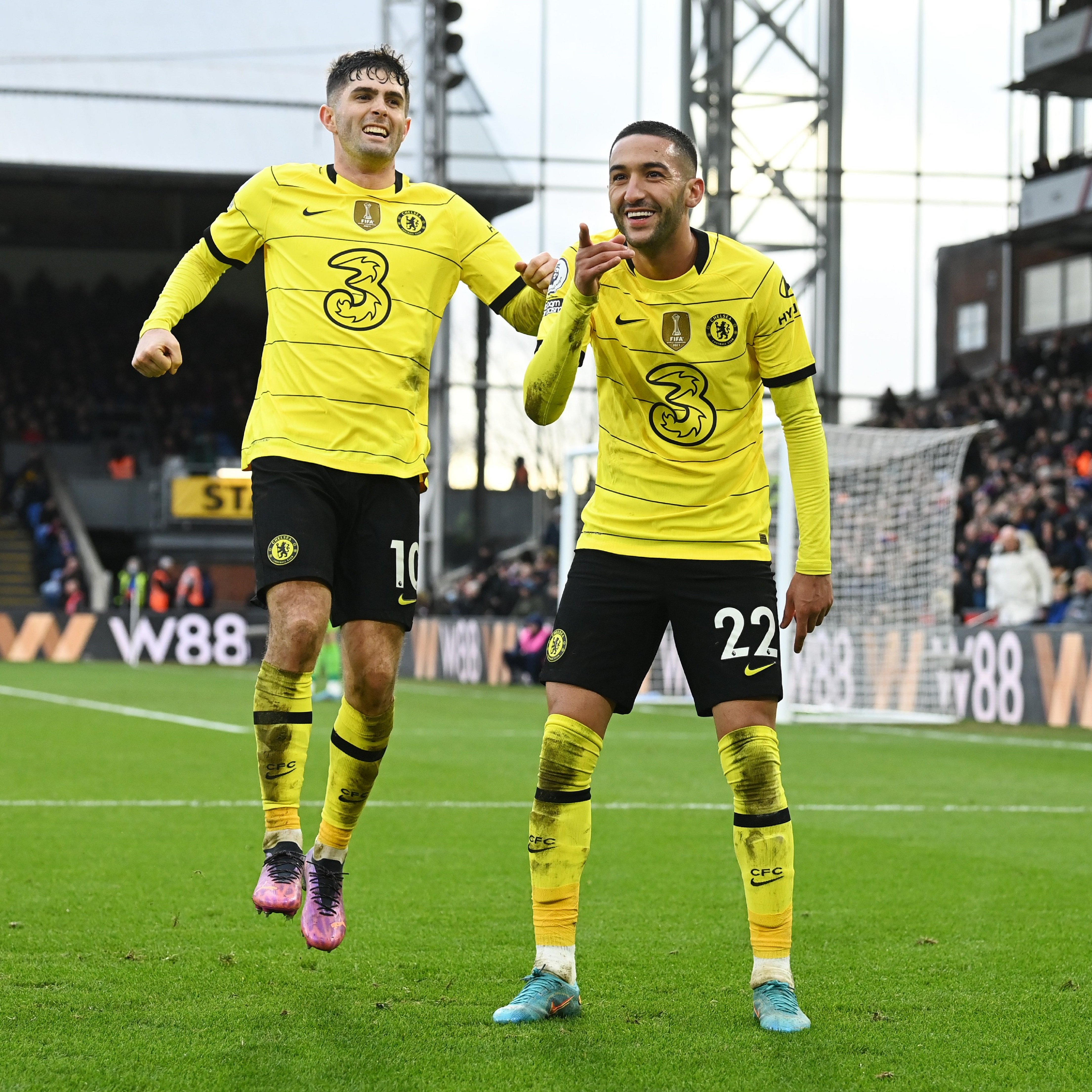 Arsenal vence Brentford com gol no fim e é novo líder do Inglês