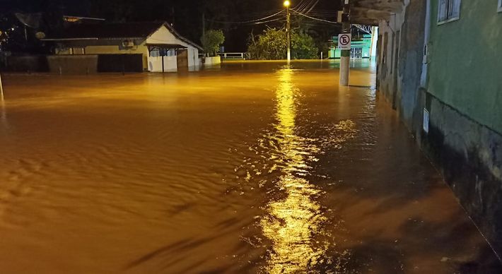 Segundo boletim da Defesa Civil Estadual, o maior acumulado de chuva em 24h se concentrou na Região Sul do Espírito Santo, onde alagamentos, interdições e muitos prejuízos foram registrados