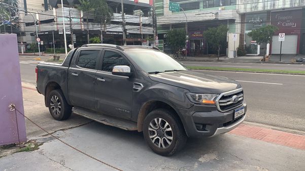 Caminhonete modelo Ranger envolvida na colisão na Praia do Canto por Naiara Arpini