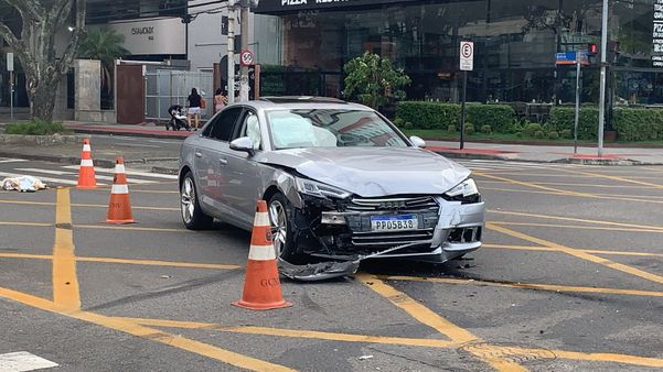 Carro da Audi ficou com a parte frontal danificada após colisão na Praia do Canto por Naiara Arpini