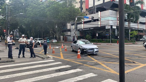 Carro da Audi ficou com a parte frontal danificada após colisão na Praia do Canto por Naiara Arpini