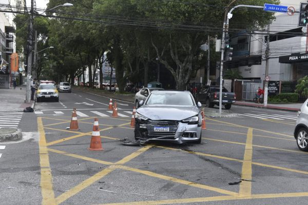 Carro da Audi ficou com a parte frontal danificada após colisão na Praia do Canto por Ricardo Medeiros