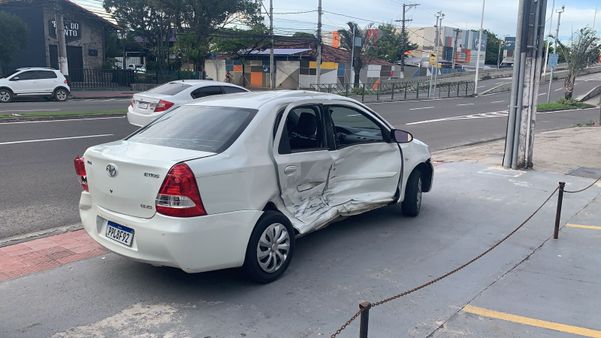 Carro modelo Etios envolvido na colisão na Praia do Canto por Naiara Arpini