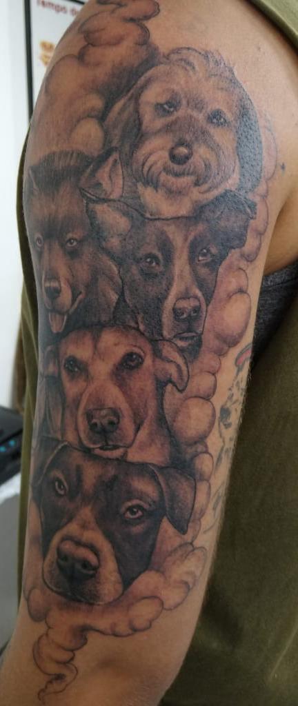 A fisioterapeuta Manuela Virtude Barbosa tatuou seus cachorros. De cima para baixo, Baby, Scooby, Bolotinha, Vaquinha, Judite e a Broocke. A tatuadora foi Pança do Stylo Tattoo