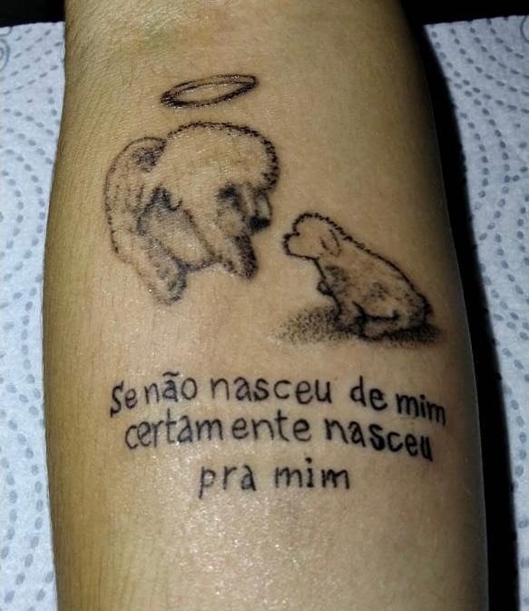 A nail designer Izadora da Silva Lima tatuou seus dois cachorrinhos, Mel e Duque, no Rio de Janeiro