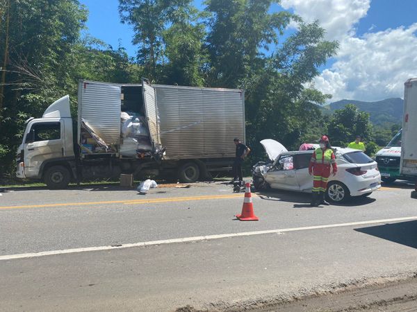 Idosa morre em batida entre carro e caminhão na BR 101 