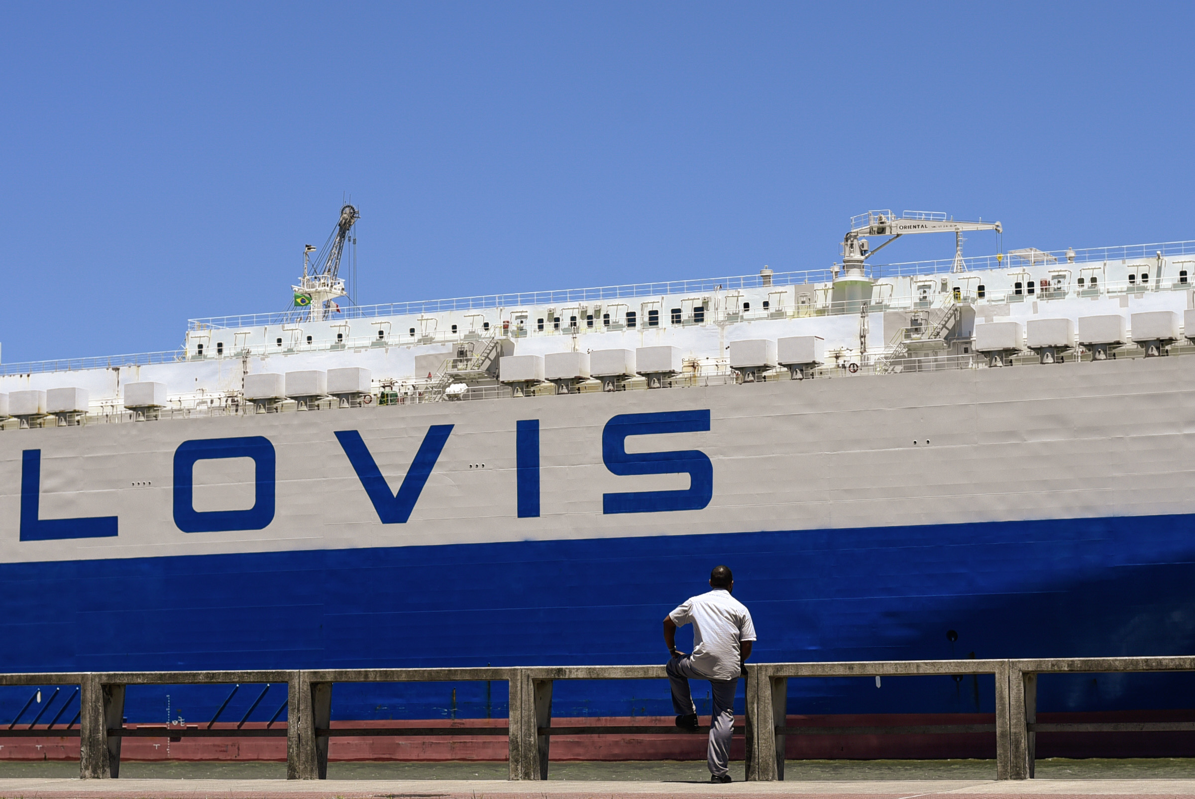 Navio Glovis, de bandeira coreana, faz manobra na baía de Vitória