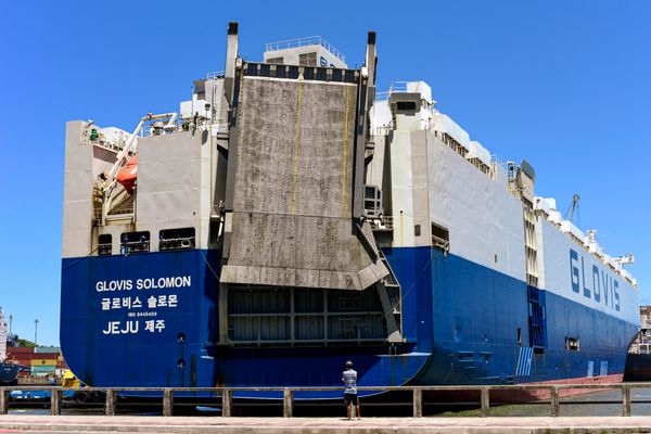 Embarcação coreana desembarcou veículos e máquinas no Porto de Vitória